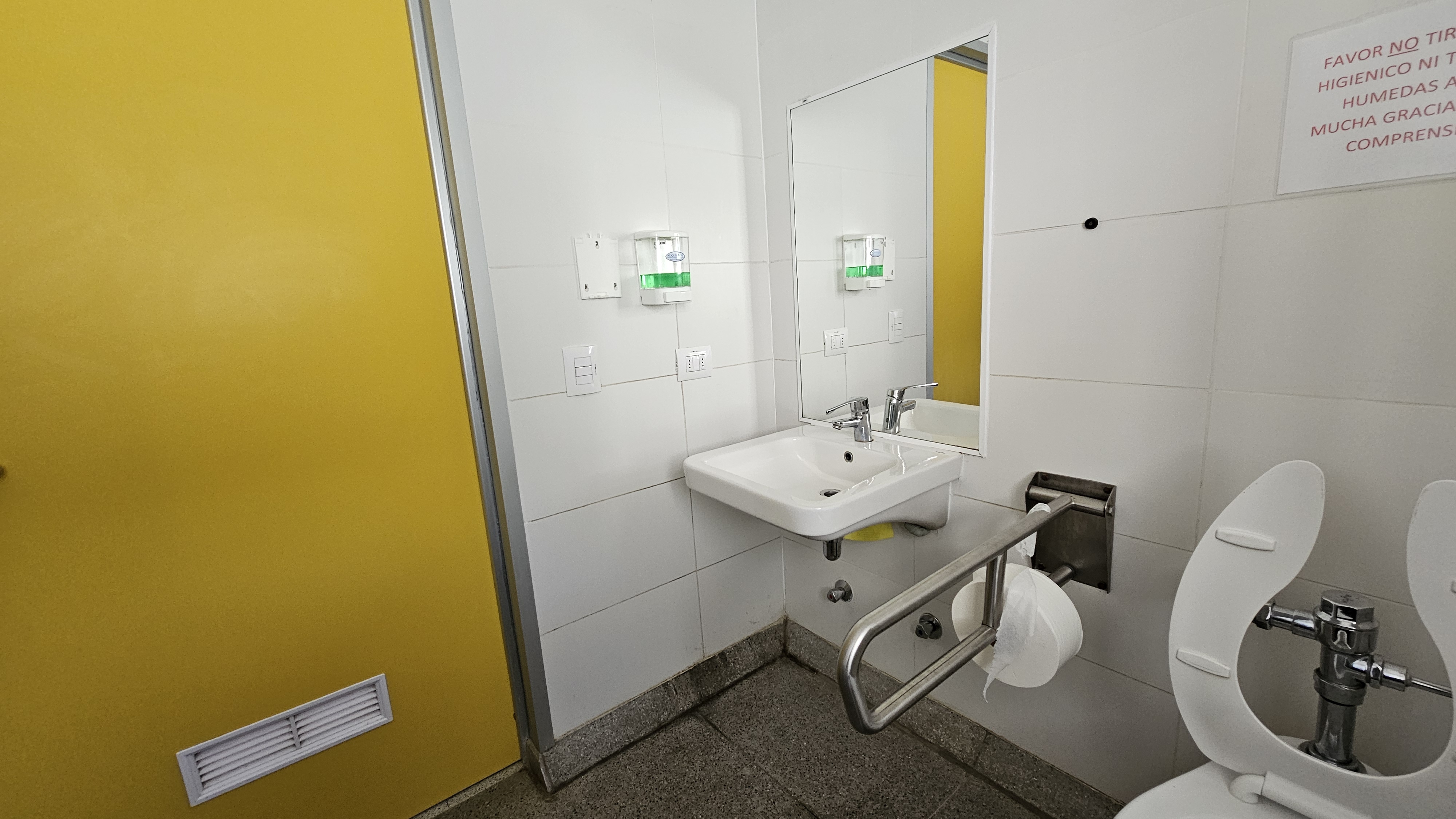 Fotografía del lavamanos accesible del baño